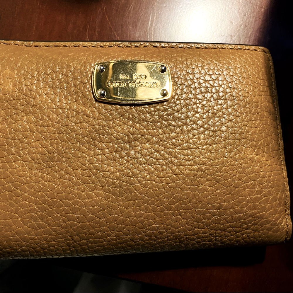 Preowned Michael Kors beige Wallet with credit card slots. It’s NOT faded